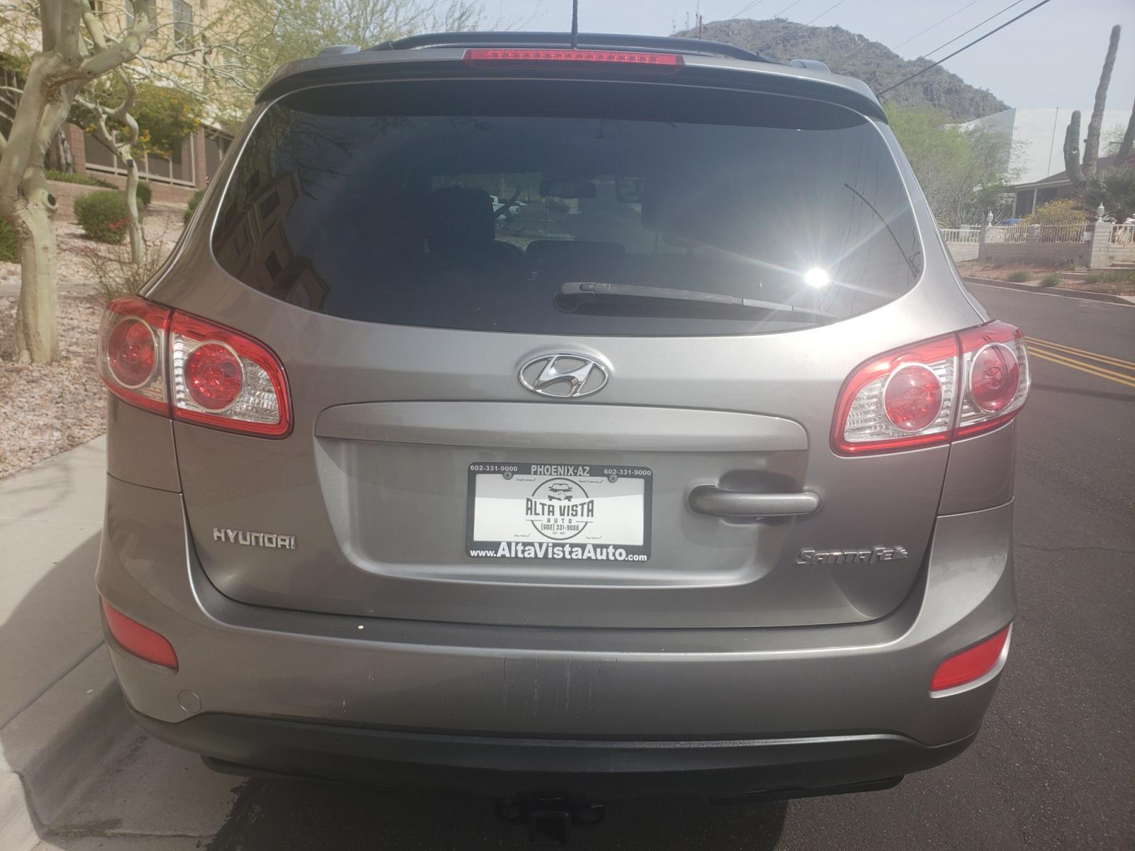 2011 /gray Hyundai Santa Fe SE (5XYZH4AG2BG) with an 3.5L V6 DOHC 24V engine, 6-Speed Automatic transmission, located at 323 E Dunlap Ave., Phoenix, AZ, 85020, (602) 331-9000, 33.567677, -112.069000 - 2011 Hyundai Santa Fe SE,......A Must See!! No accidents, Ice cold AC. The car is gorgeous inside and out. Power windows, Power door locks, Stereo/cd/mp3 Player, Phone sync, Bluetooth, Satellite compatible, Beautiful gray interior with gray leather seats in near perfect condition, Incredible gas mil - Photo #7